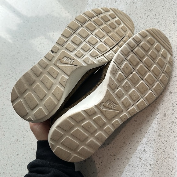 Nike Rosche - Picture 4 of 6